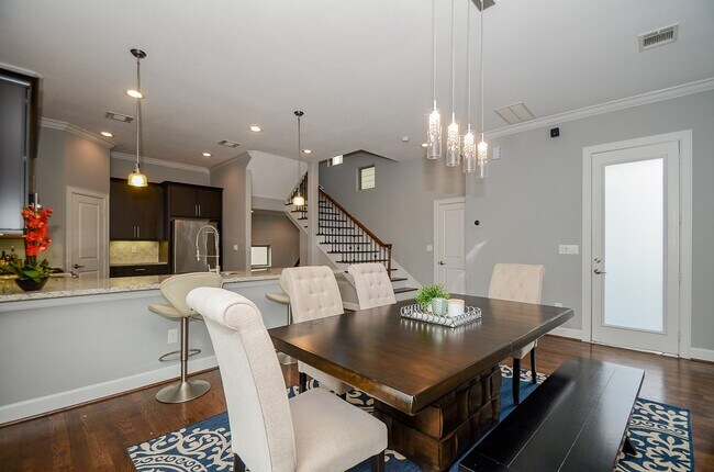 Photo - 2211 Hutchins St