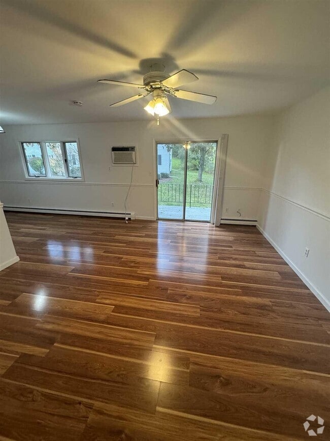 Building Photo - 10 Field Ct Unit F Rental