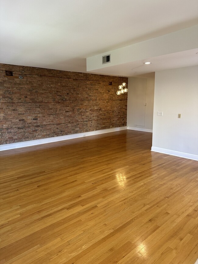 Photo - 536 N Clark St