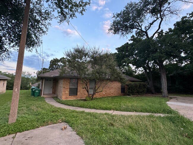 Building Photo - 2115 N Elm St Unit Duplex Rental