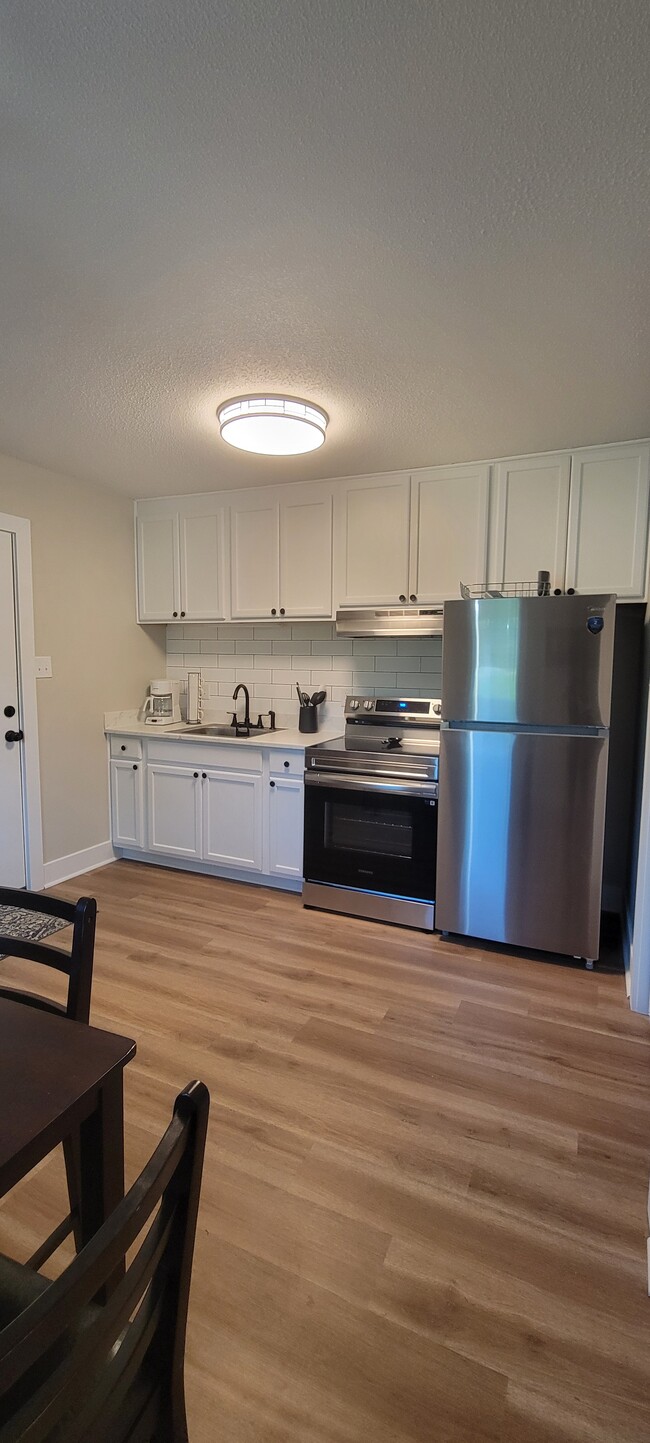 Photo - 405 Blyth Rd