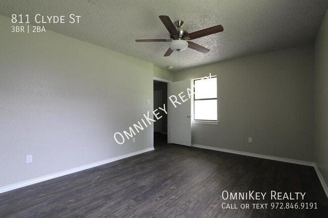 Photo - 811 Clyde St