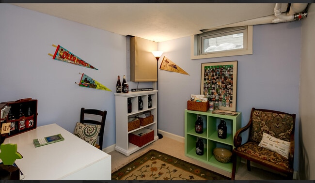 Habitación adicional en el sótano que puede usarse como oficina o gimnasio. - 4608 Xerxes Ave S