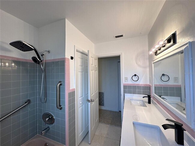 Photo - 2275 Hawthorne St