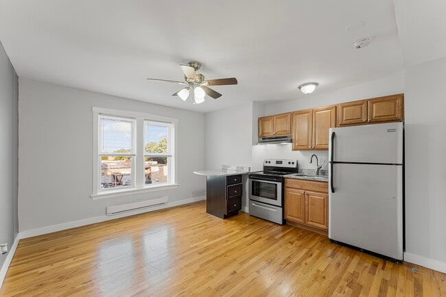 Photo - 7450 N Greenview Ave