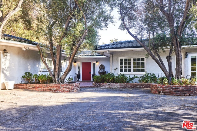 Building Photo - 2200 Outpost Dr