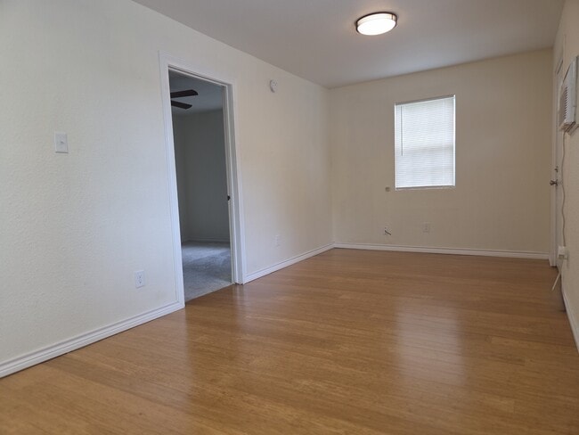 livingroom - 513 Wolf St