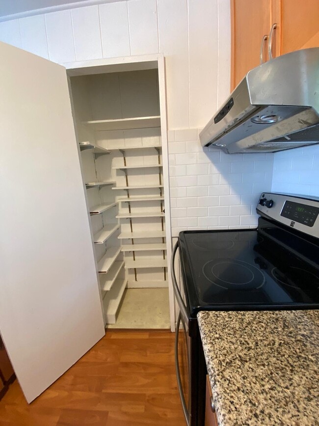Photo - 1737 Fern St