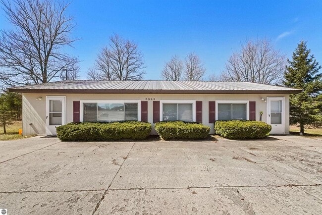 Building Photo - 5093 M-37 Unit Studio -C