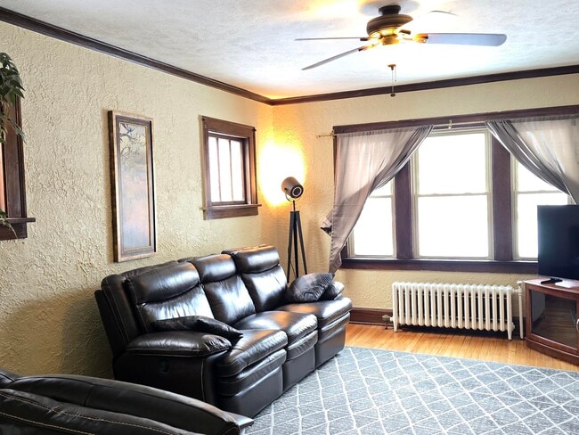 Building Photo - 1913 Douglas St