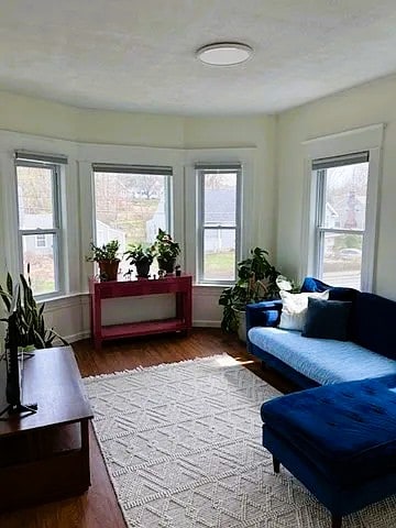 Building Photo - 404 Newton St Rental