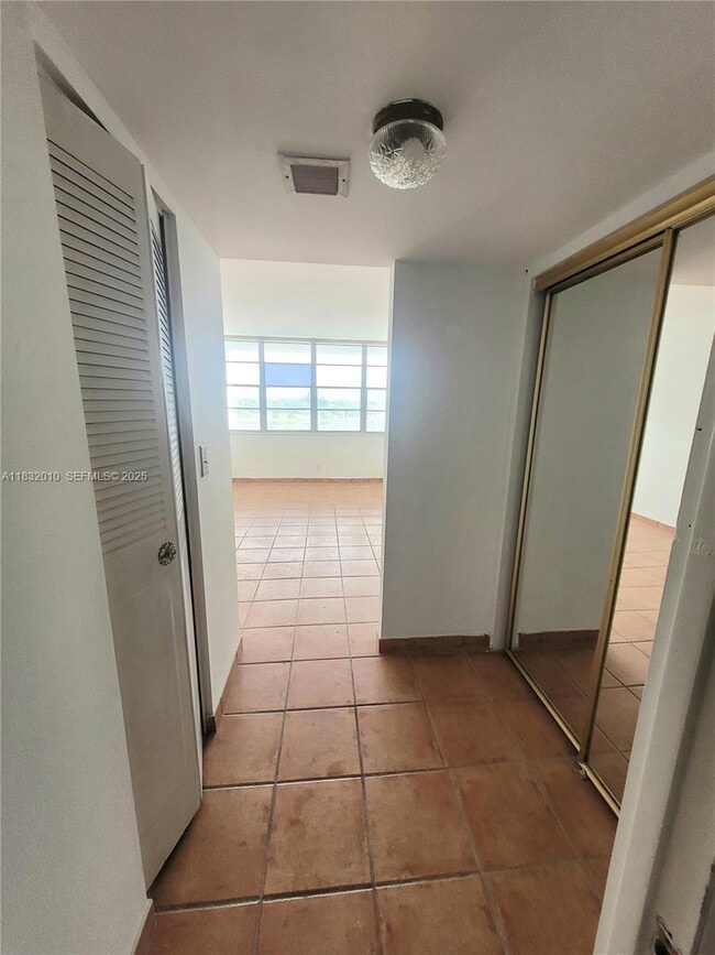 Photo - 2025 NE 164th St Unidad 602