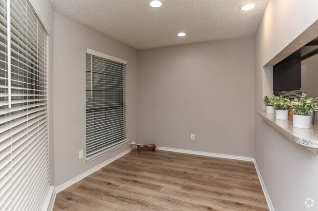 1BR, 1BA, Den - 877SF - Dining Room - Legacy