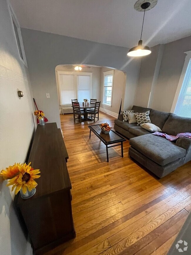 Building Photo - 3BR Townhouse Unit 104 E 10th Street