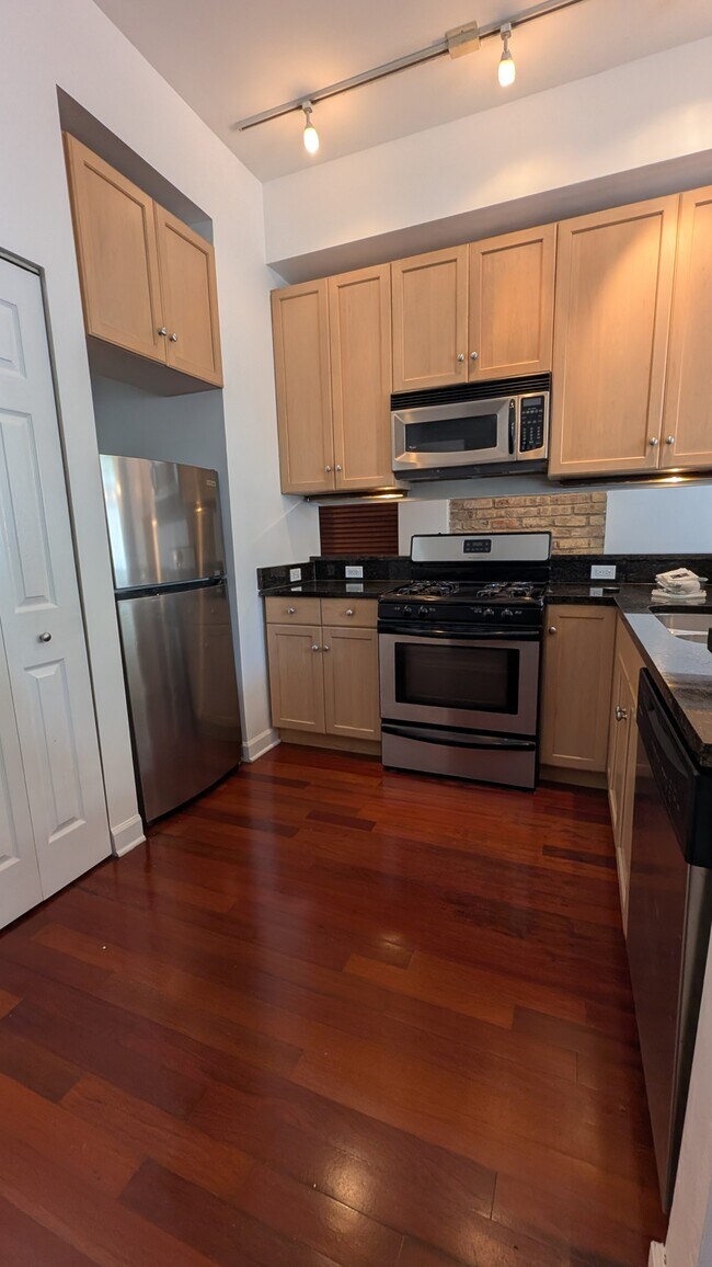 Photo - 1222 W Hubbard St Unidad 1222-1F