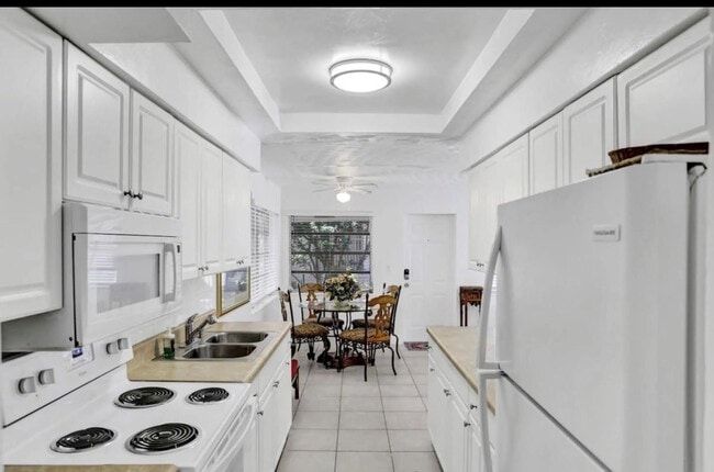 Building Photo - 820 NE 16th Ave Unit 6