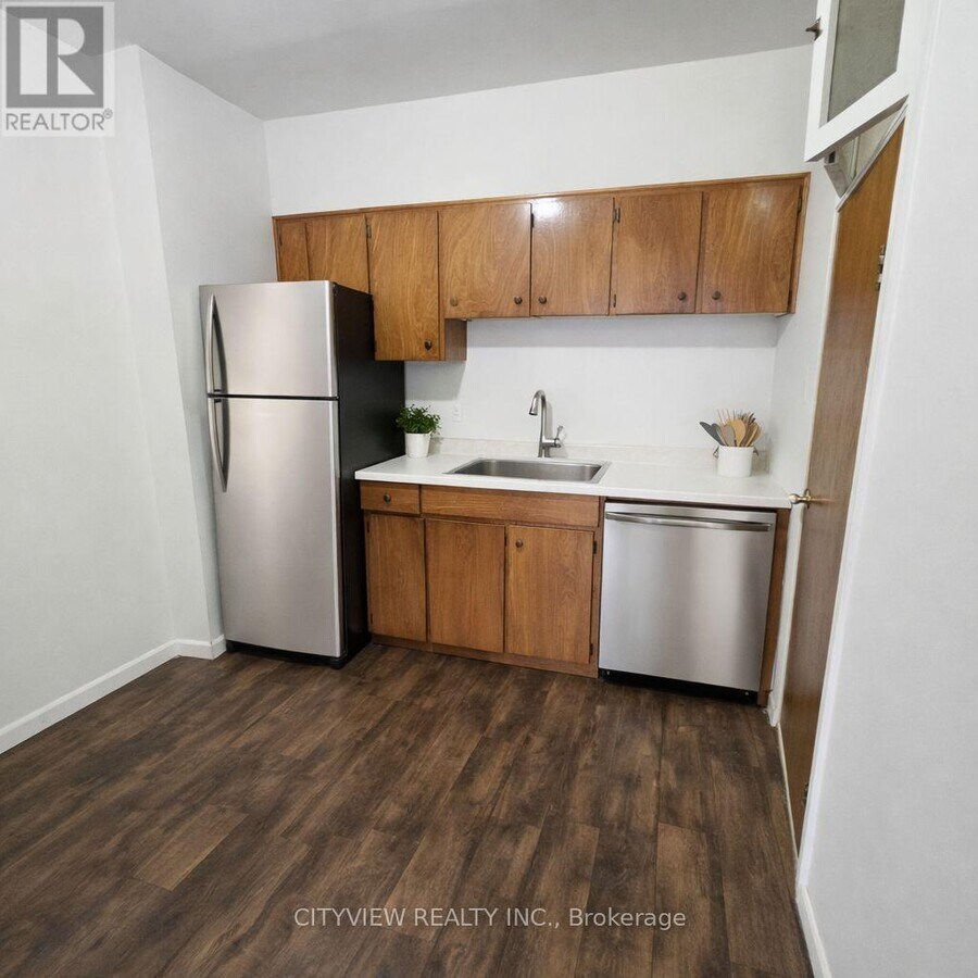 Photo - 381 Dundas St E