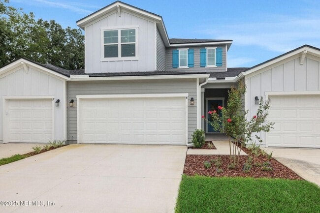 Building Photo - Luxury 3 Bedroom 2.5 Bath 2 car garage Townhome in the Gated Community of the Hammock