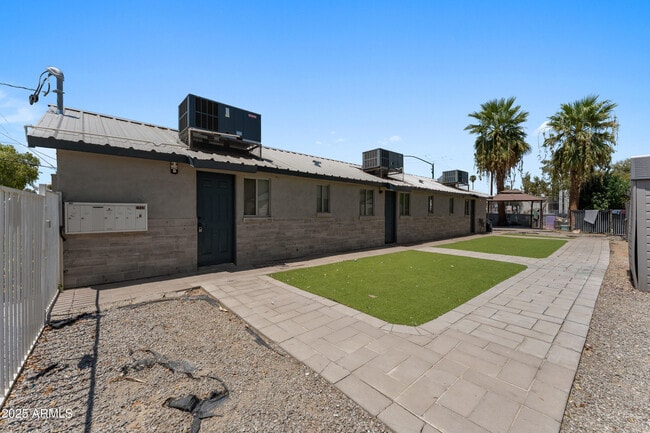 Building Photo - 1860 W Glenrosa Ave Unit 1 Rental