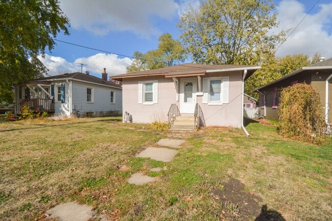 Building Photo - Cute house, great location, move in and ma...