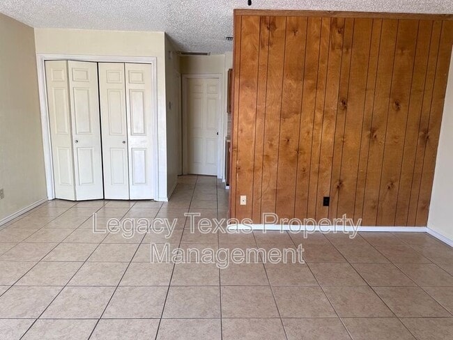 Photo - 1412 Courtney Pl