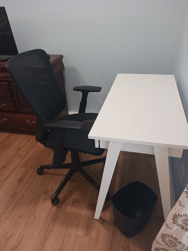 escritorio y silla de oficina - 943 Casanova Ave Unidad Studio
