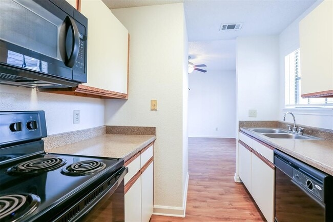 Photo - 912 W 22nd St Unit 106