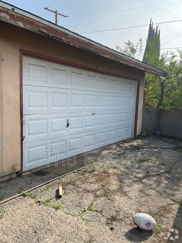 Building Photo - 2115 W Inyo Ave Rental