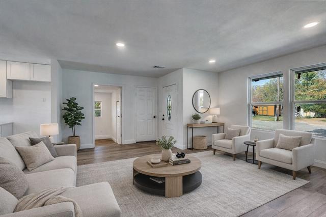 Photo - 901 Woodleigh Dr