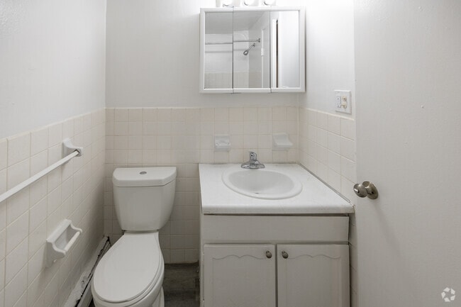 V Suite - Full Bathroom