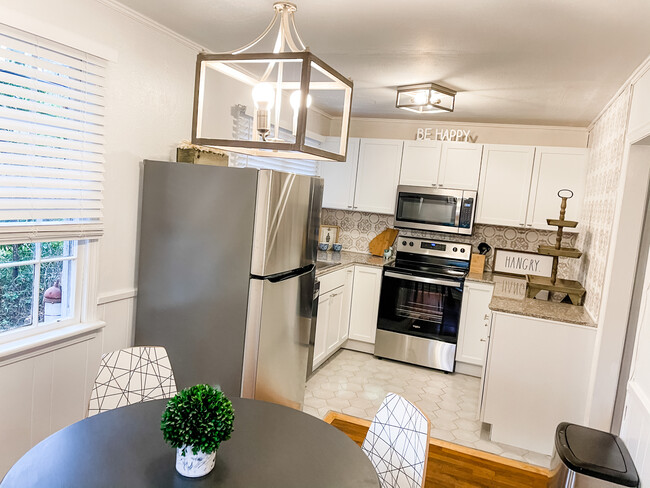 Building Photo - 66th Furnished Upper Apartment Unit Upper