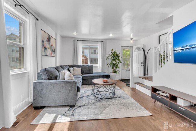 Photo - 1355 Hamilton St