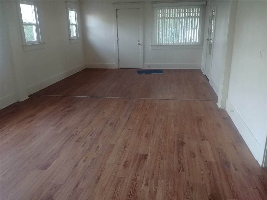 Photo - 905 W 40th Pl