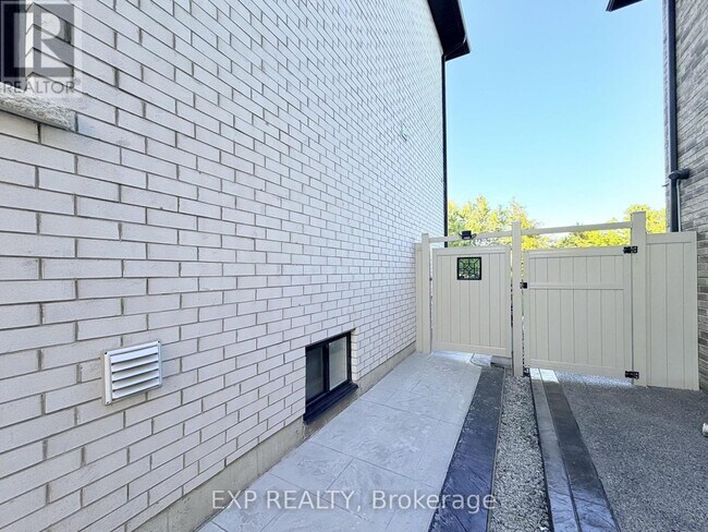 Photo - 1606 Sandhurst Crescent