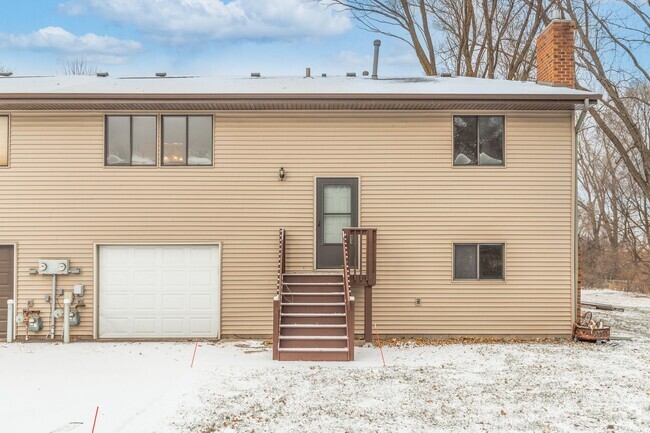 Building Photo - Blaine Townhome