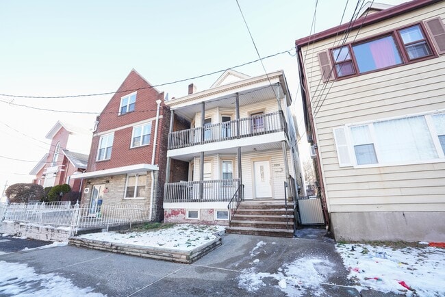 Building Photo - 104 Cambridge Ave Unit 2