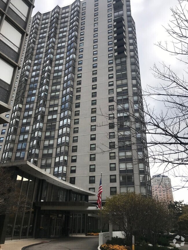 Building Photo - 5701 N Sheridan Rd Unit 25T Rental