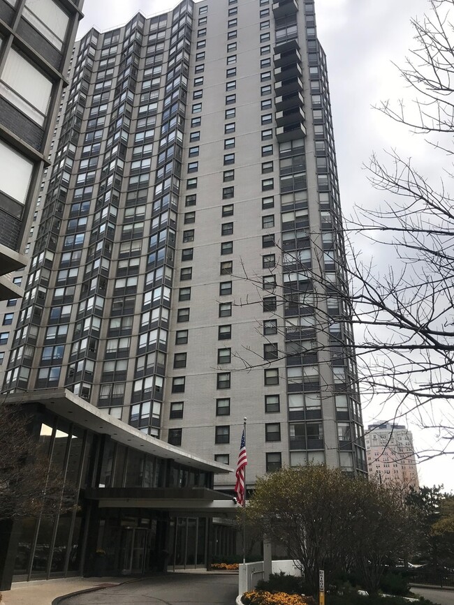 Photo - 5701 N Sheridan Rd Unidad 25T Rental