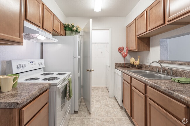 2BR,2BA,-880SF Garden