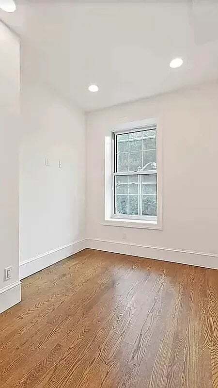 Photo - 407 E 6th St