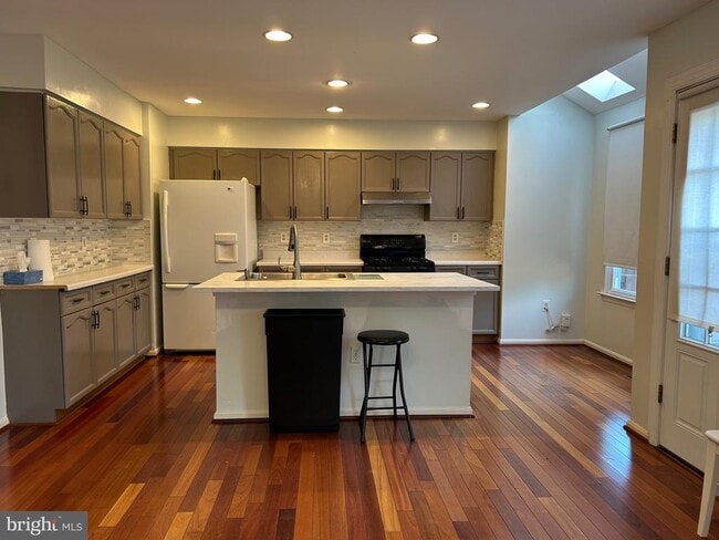 Building Photo - 46706 Bullfinch Square
