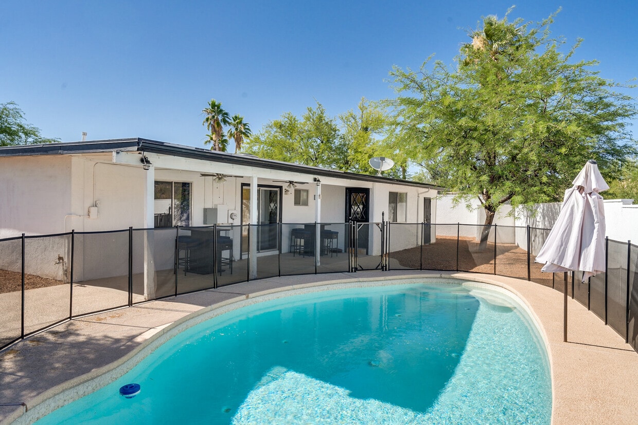 Pool Property! - 9870 E Celeste Dr (Tucson, AZ)