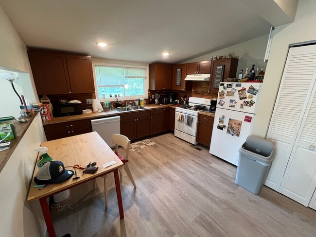 Building Photo - 105 E Hill St Unit 1/2