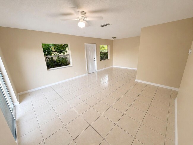 Building Photo - 4151 NW 30th Ter Unit 4