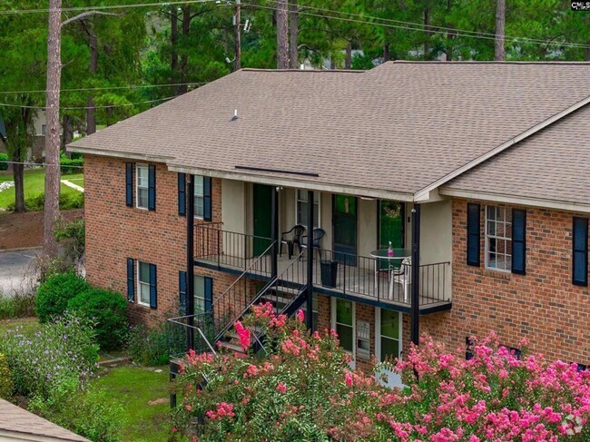 Building Photo - MOVE-IN READY WITH LAUNDRY IN UNIT!! Rental