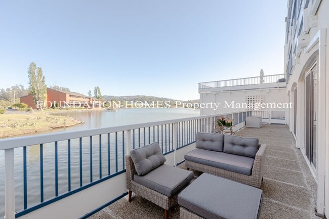 Building Photo - 2BR/2BA Waterfront Corner Condo! No Octob...