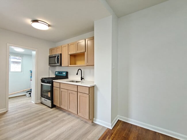 Photo - 312 N 59th St