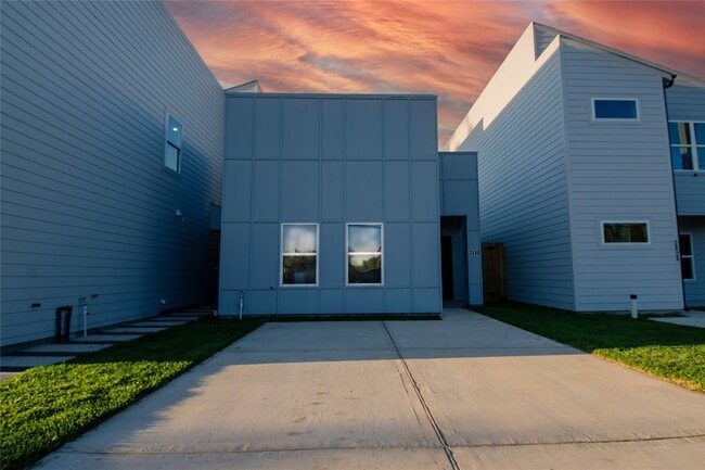 Building Photo - 2830 Mansfield St