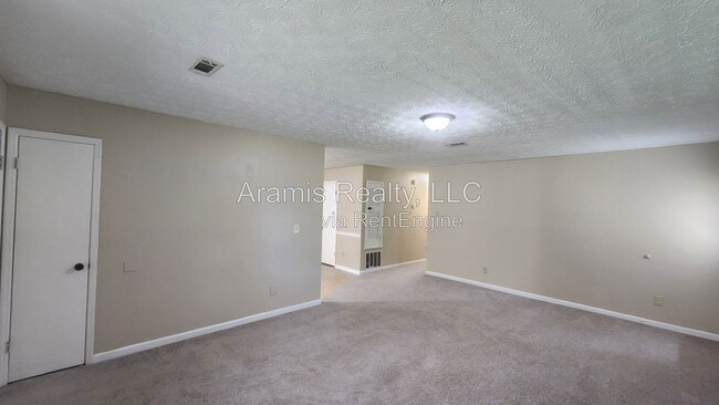 Photo - 1050 Greendale Ln