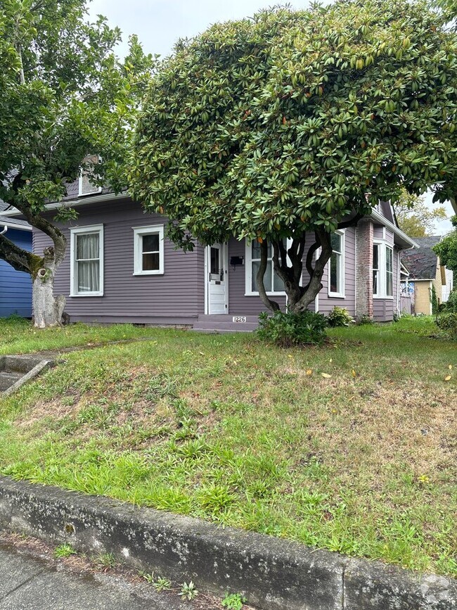 Building Photo - Spacious 3 bedroom house near Downtown Bel...